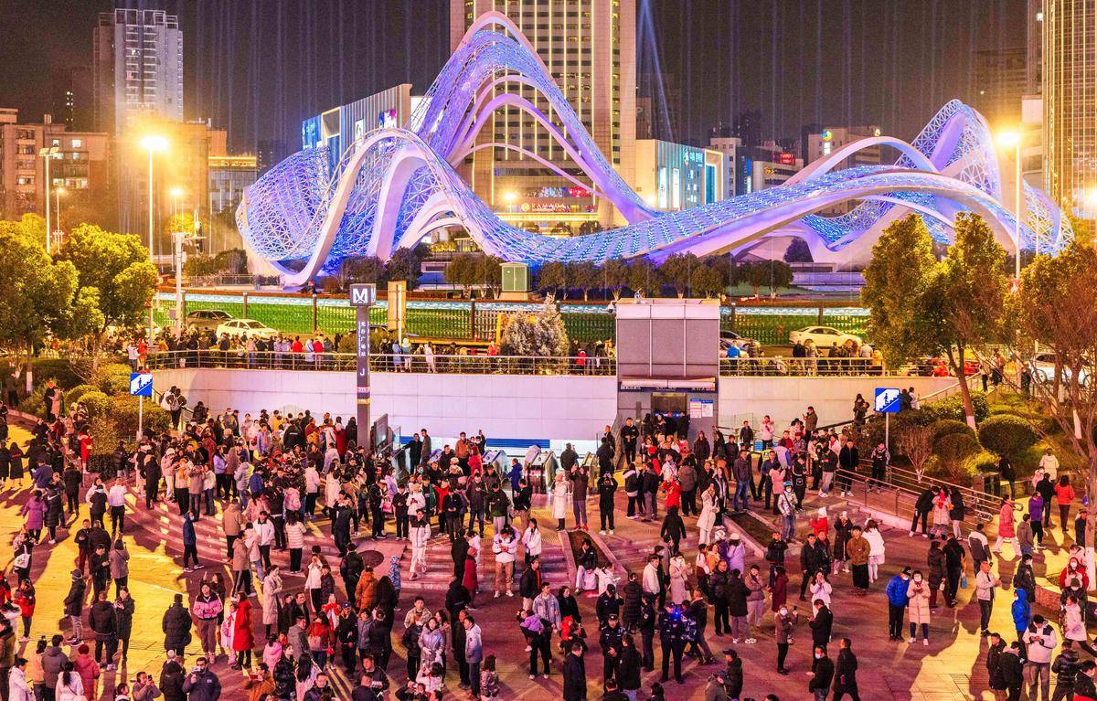 1月28日晚，光穀星河廣場燈光璀璨，吸引眾多市民遊客打卡春晚同款地標。（湖北日報全媒記者 薛婷 攝）