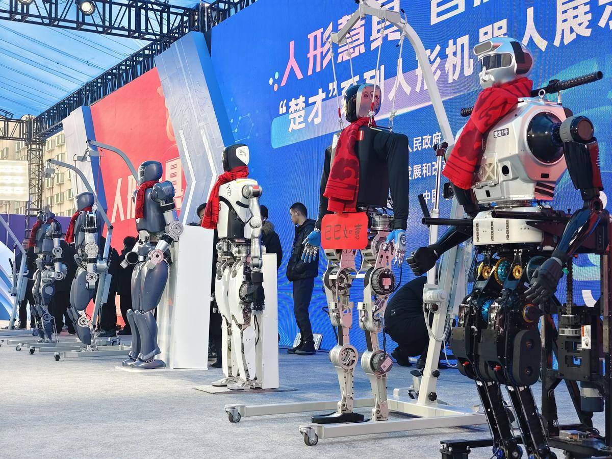 光穀10款人形機器人亮相湖北「新春第一會」。（湖北日報全媒記者 柯皓 攝）