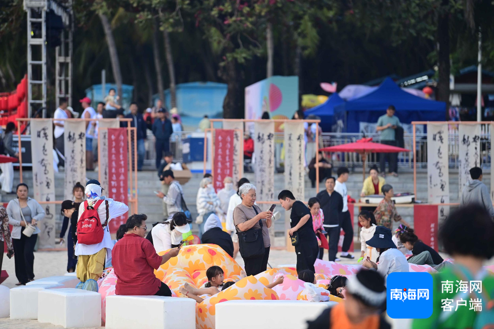 2月8日,三亚大东海景区人头攒动。记者 沙晓峰 摄