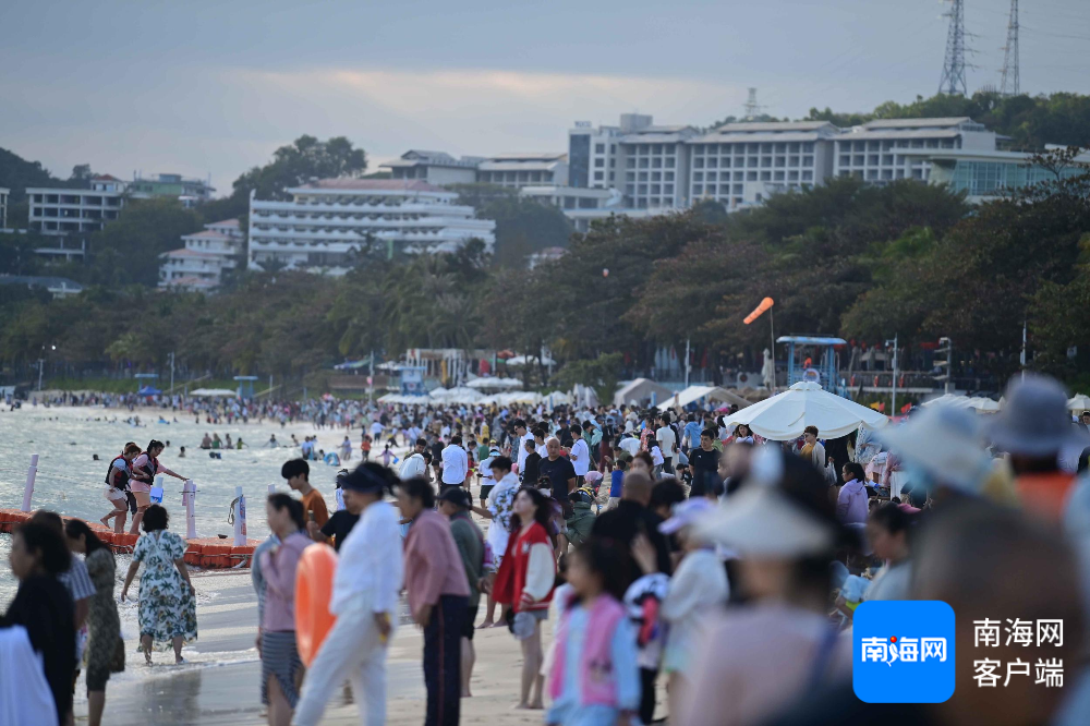 2月8日,三亚大东海景区人头攒动。记者 沙晓峰 摄
