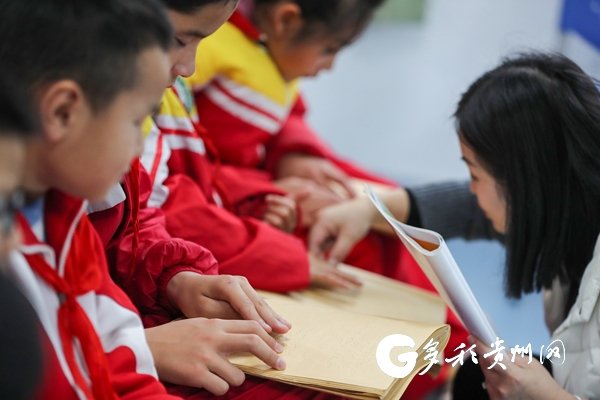 姜筑虹教学生辨识盲文乐谱