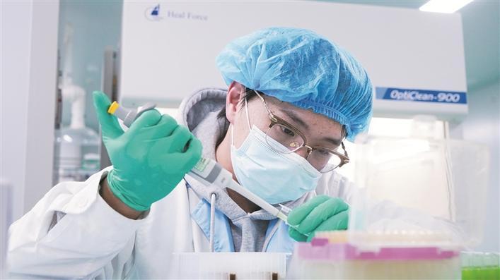 在天康制药股份有限公司研发实验室,科研人员进行产品比对试验(资料图片)。 兵团日报全媒体记者 陈洋 摄