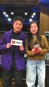 　　小囧和绿绮（右）接受华西都市报、封面新闻采访。 姚瑞鹏 摄