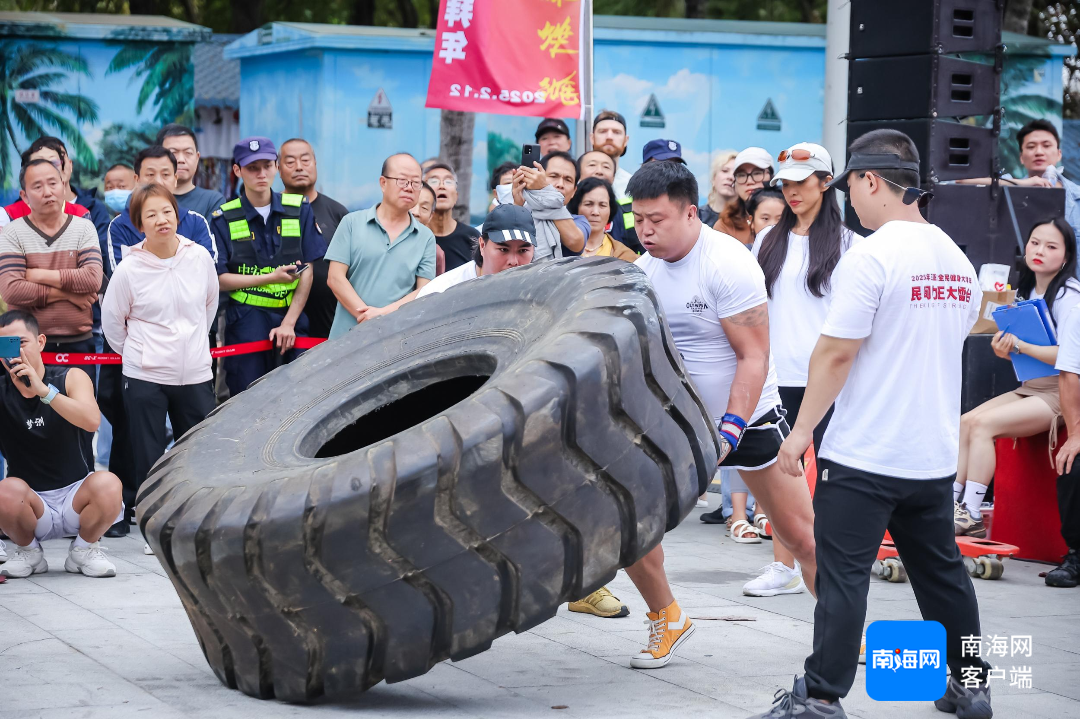 　　2月12日，2025年三亚市全民健身大拜年民间力王大擂台赛在大东海开战。记者 沙晓峰 摄