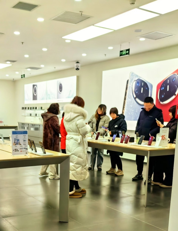 店内选购产品的消费者