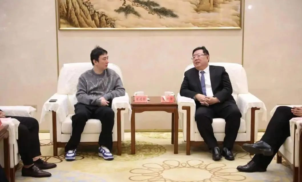 圖左為王思聰