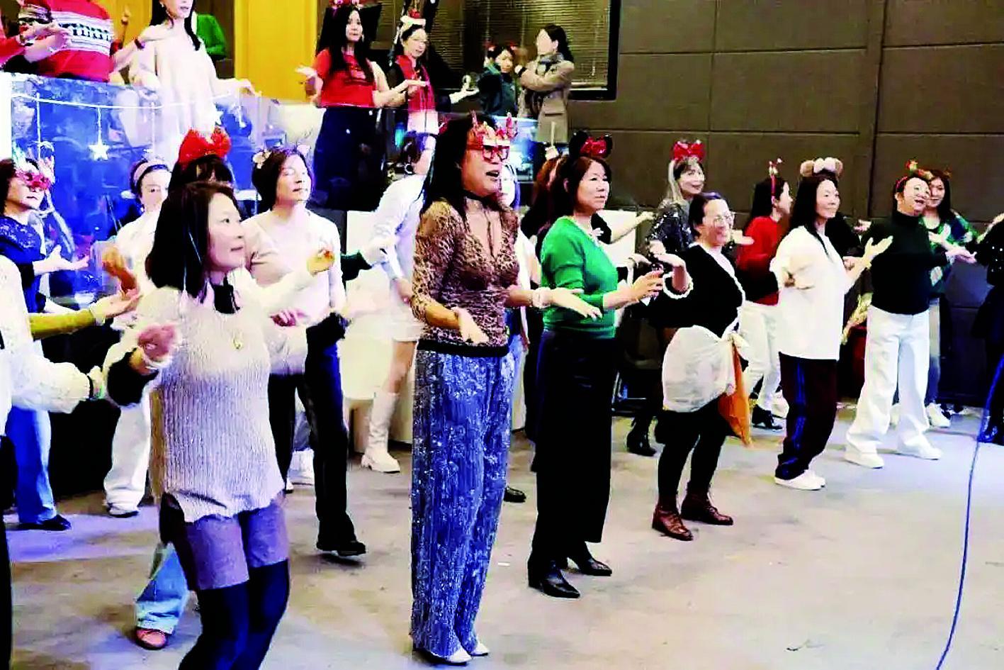 “刚刚开始人生俱乐部”成员在圣诞电音派对中跳韩国女团舞《APT.》