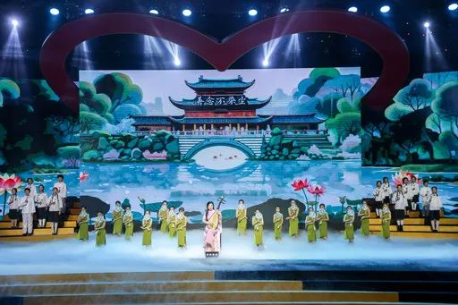 ▲2024年苏州市新年慈善晚会上的原创评弹歌舞节目《爱满姑苏城》。