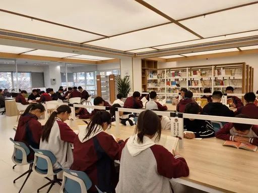 ▲苏州市慈善总会联合中国光华科技基金会向对口帮扶地区学校捐赠图书，丰富孩子们的精神世界。