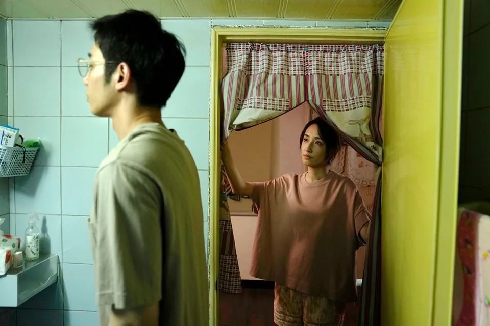 对爱情的发生之初的交代更多是一种荷尔蒙和多巴胺分泌/《童话故事下集》剧照