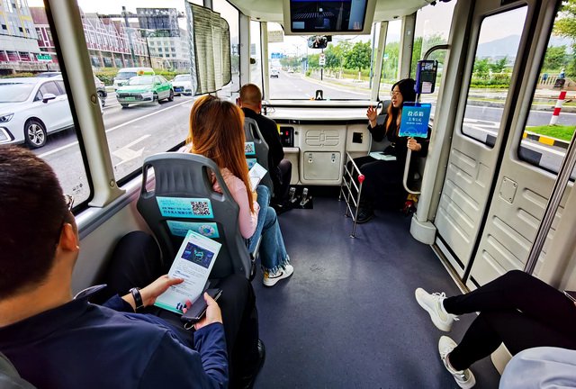 定製客運班車服務能進一步激發市場活力,更好滿足人民群眾優質便捷安全出行需要。攝影/章軻