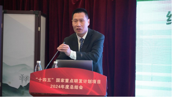 项目负责人、山东农业大学杨越超教授汇报