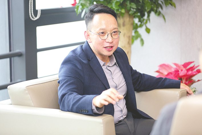 朱磊接受《每日经济新闻》等媒体采访。企业供图