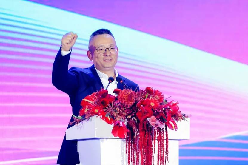 (图为包伟致辞)