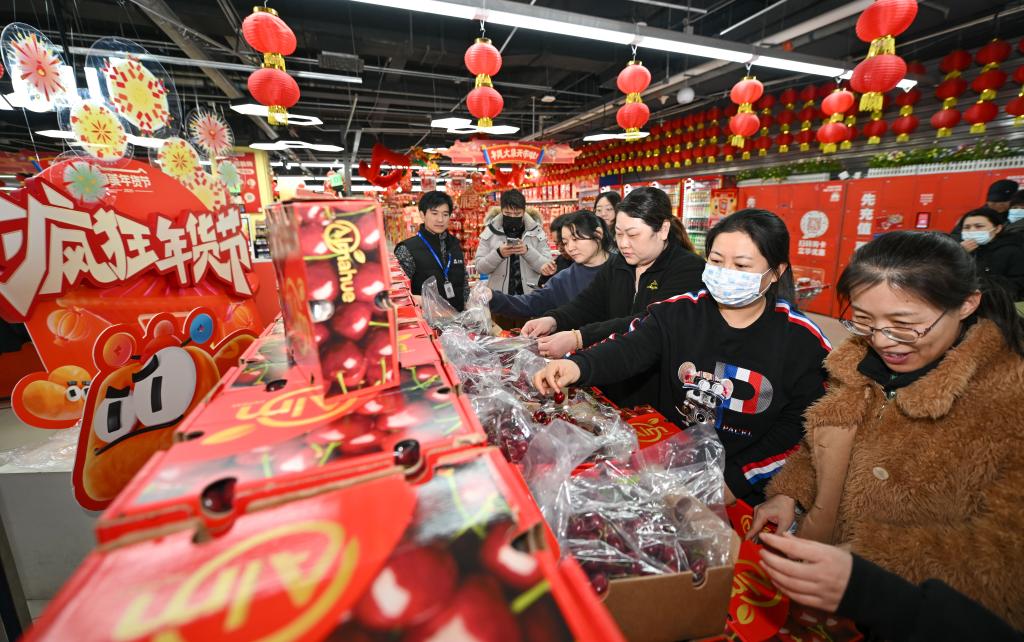 在天津市西青区一家大型商超,顾客在选购智利车厘子。新华社记者孙凡越 摄