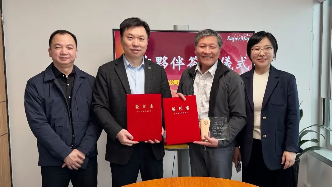 ▲陈振康总经理(右二)和曾川总经理(左二)代表双方签约