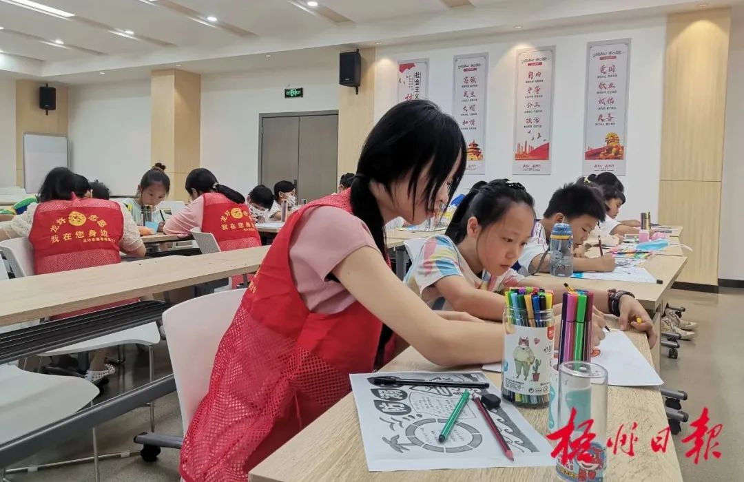 在“向日葵”公益课堂活动课堂上，志愿者向学生宣传防溺水知识，指导学生绘制防溺水主题画。龙金玲 摄