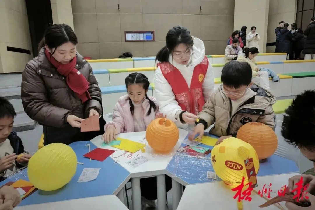 党员志愿者和小朋友们一起制作灯笼。欧阳学妮 潘林华 摄