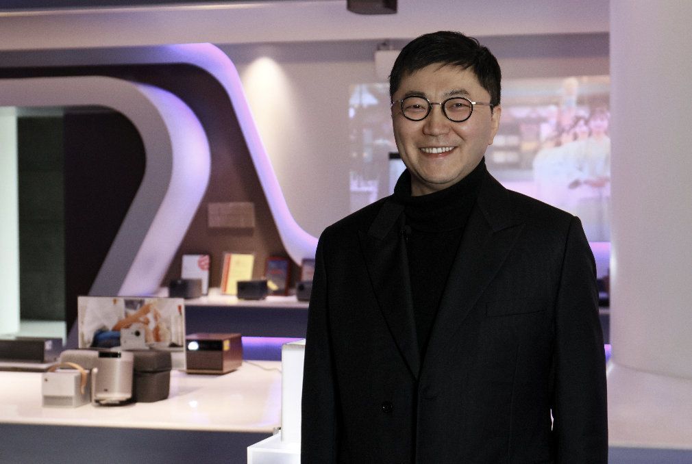     （图为全国人大代表、极米科技董事长钟波，公司供图）