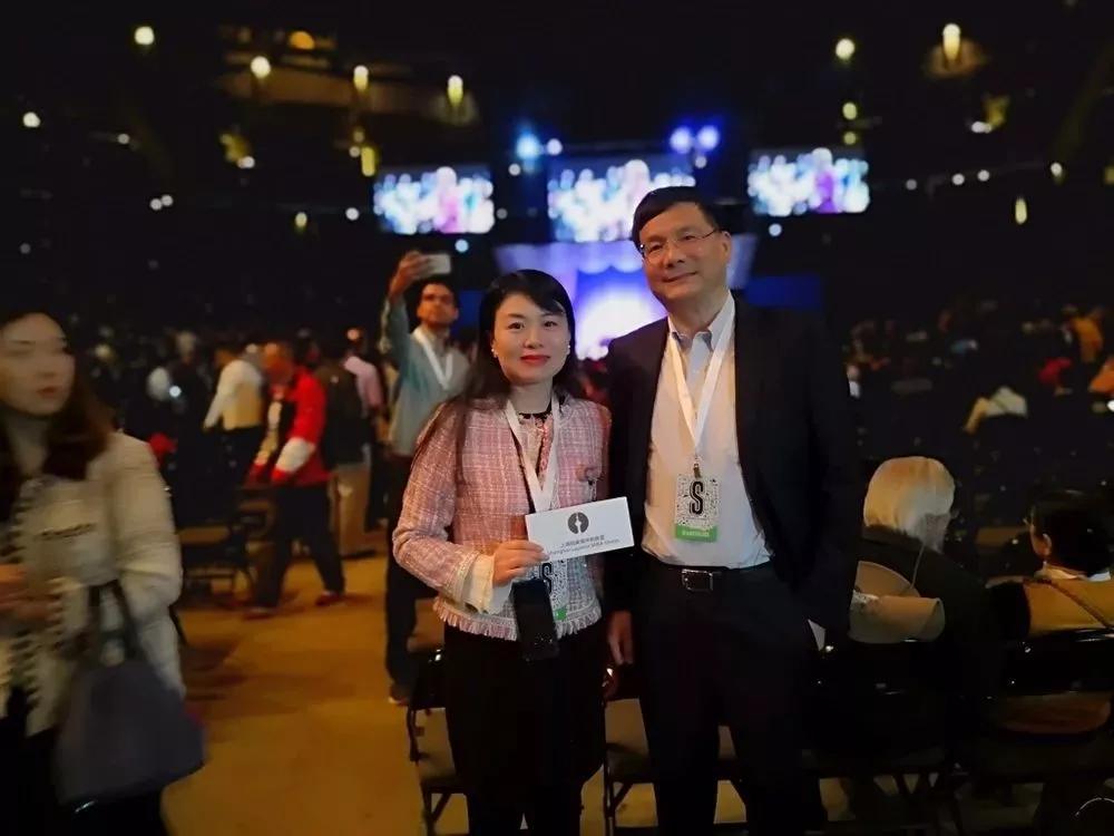 圖:上海陸家嘴並購聯盟秘書長朱麗霞與金安國紀董事長韓濤先生在股東大會現場合影留念