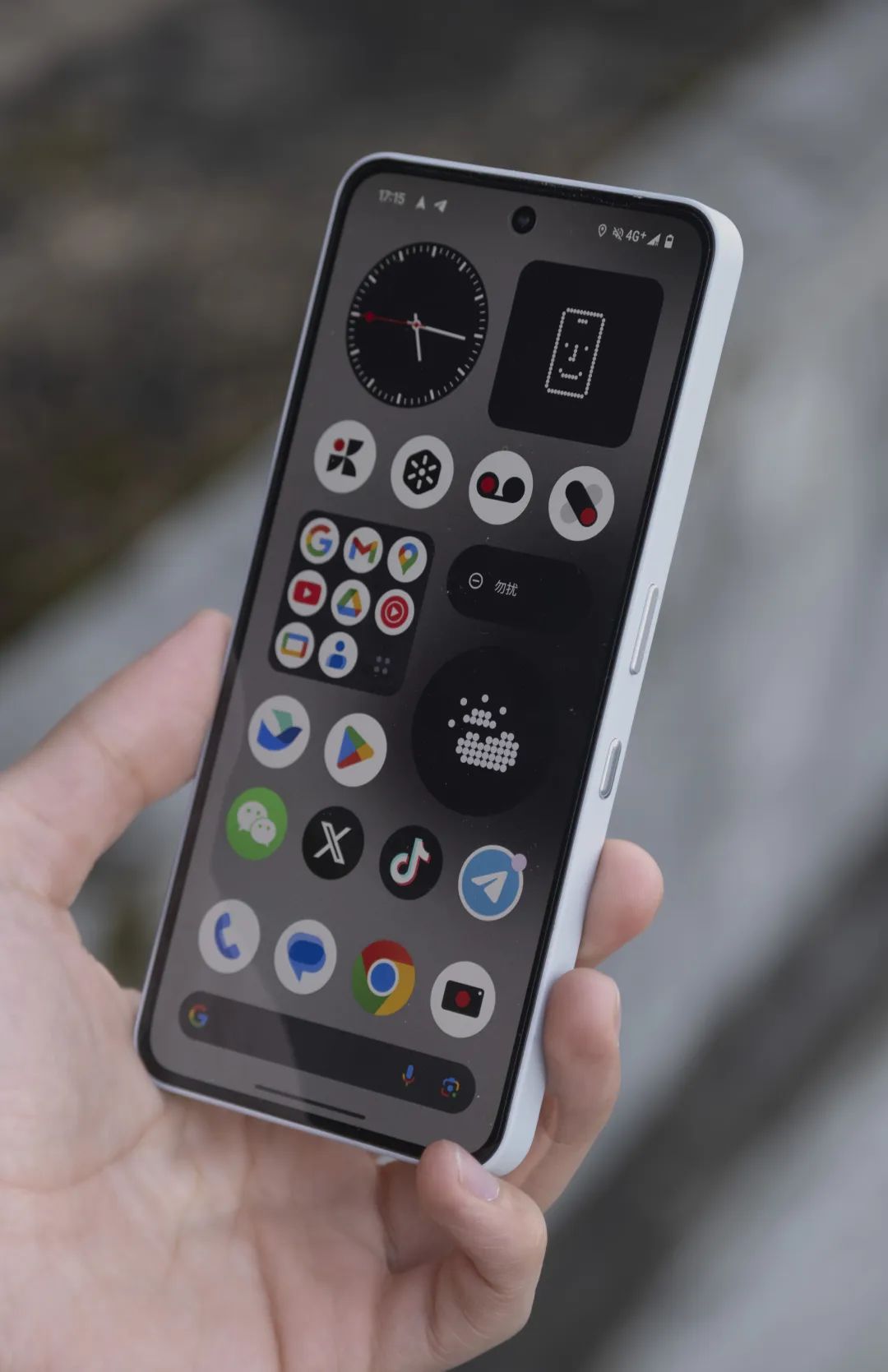 Essential Key 设计在 Nothing Phone (3a) 系列的机身右侧电源键的下方 | 图片来源:极客公园