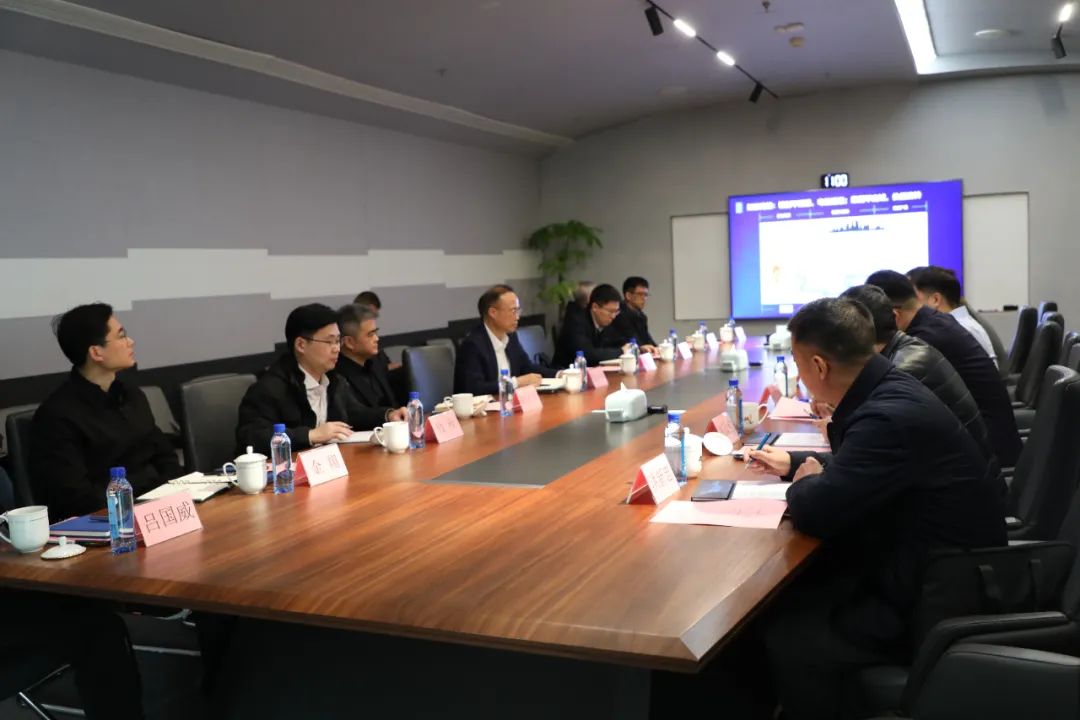▲谢小云(左四)一行在座谈会听方毅汇报工作