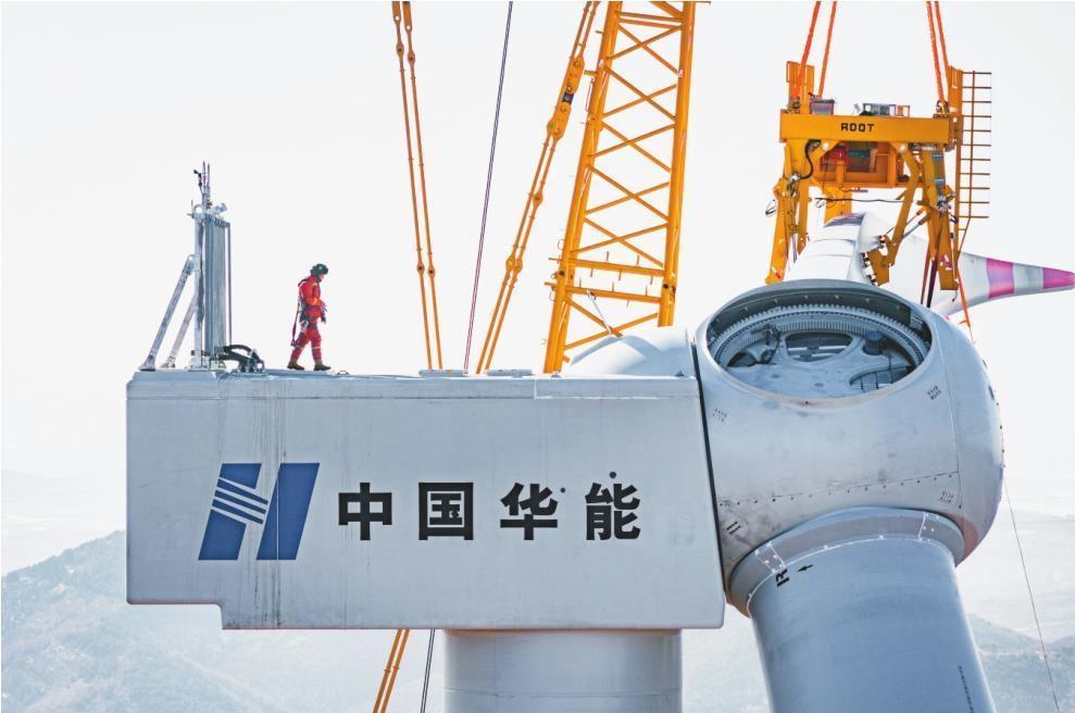 华能（盖州）电力新能源有限责任公司在盖州双台镇安装风电机组。李国颖 摄