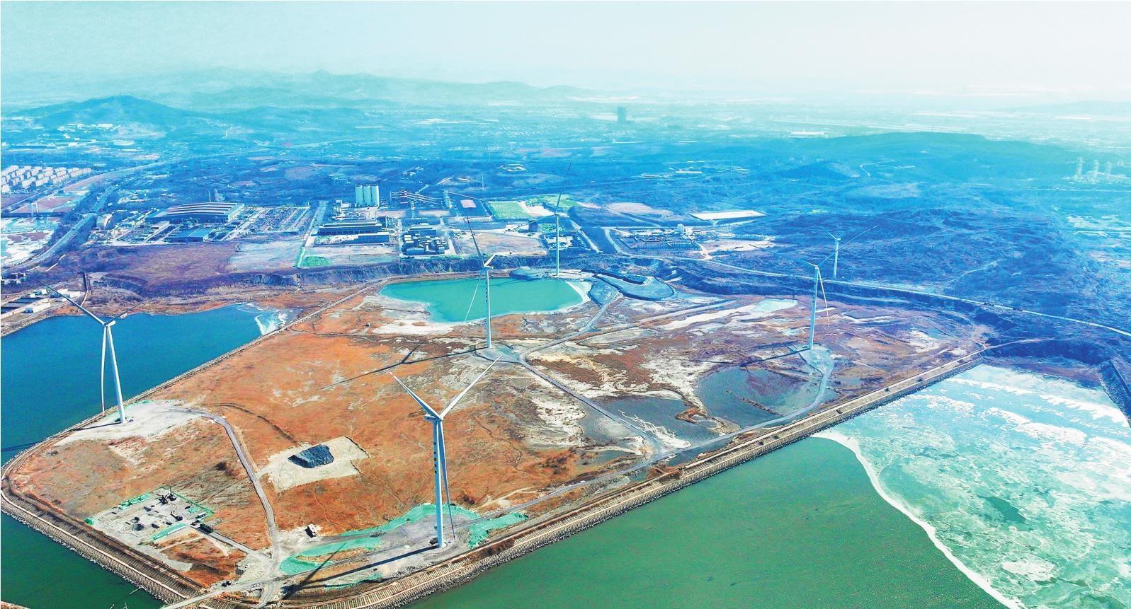 华能营口电厂灰场风电项目5台机组已完成安装，年内可入网发电。本报见习记者 王姝佩 摄