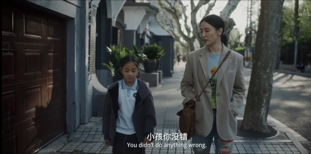 电影中宋佳饰演的王铁梅,被穿搭博主指出背着裘真邮差包。图 / 《好东西》截图