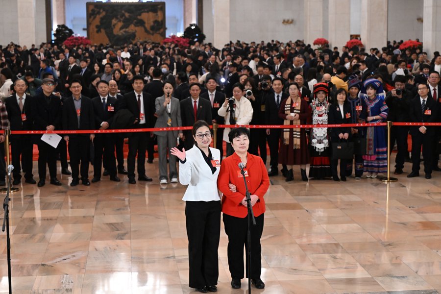 两位女代表送上妇女节祝福（张驰 摄）
