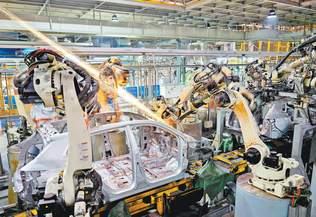 長安汽車兩江工廠,機械臂焊裝施工 (謝智強 攝)
