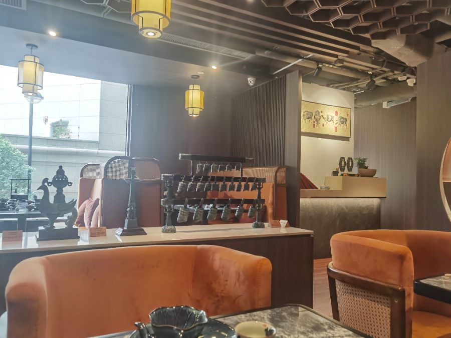 (铜锣湾一家装修达500万的餐饮店,梁秋梦/摄)