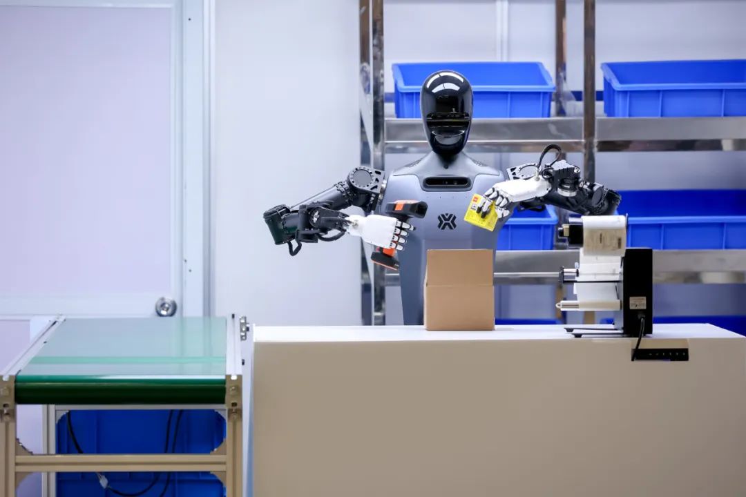 搭载“慧思开物”的“天工”完成物流打包任务
