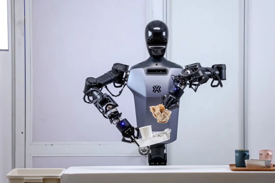 搭载“慧思开物”的“天工”完成桌面清理任务