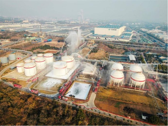 大型石油储罐灭火智能装备参加“湖北荆门石油化工灭火救援实战演练”