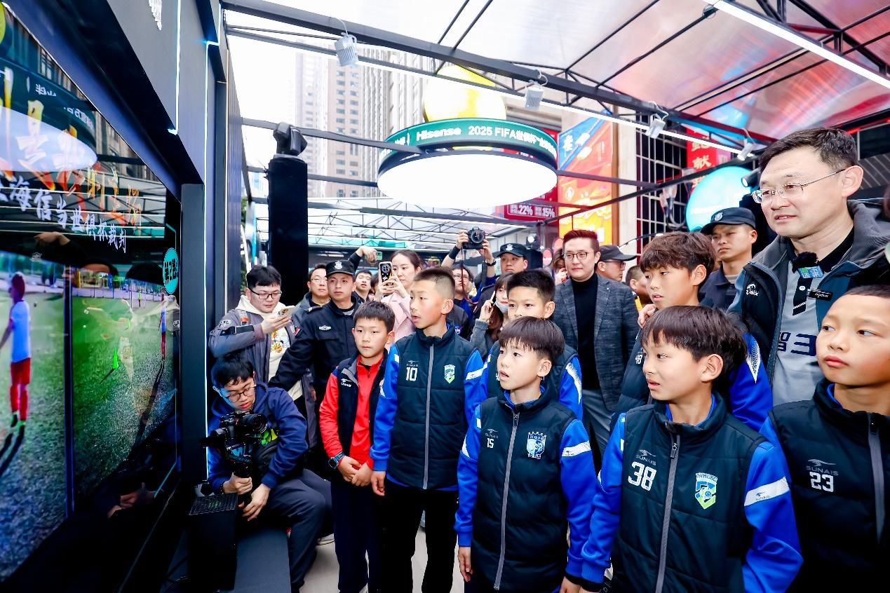 (图为孙继海带领青训小朋友在海信E8Q Pro前进行越位视频“眼力挑战)