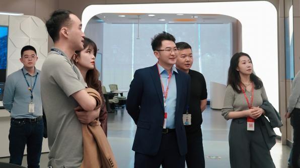 海亮一行参观视源股份展厅及产业园区