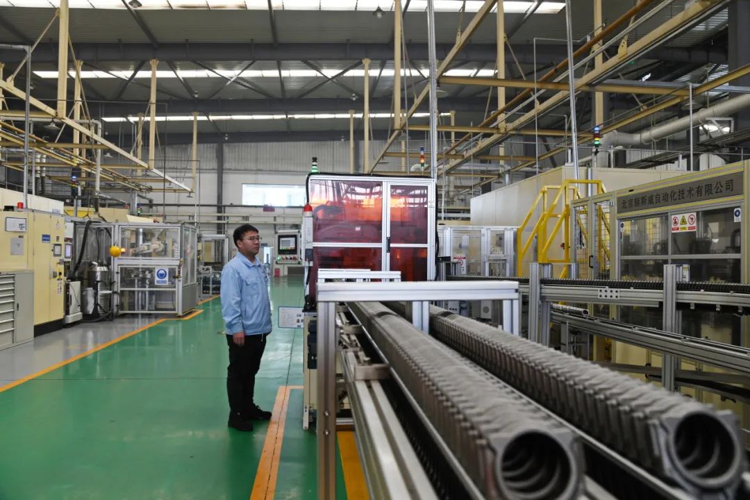 图为承德苏垦银河汽车零部件有限公司绿色智能制造车间生产线。承德日报记者 张雨樵 摄