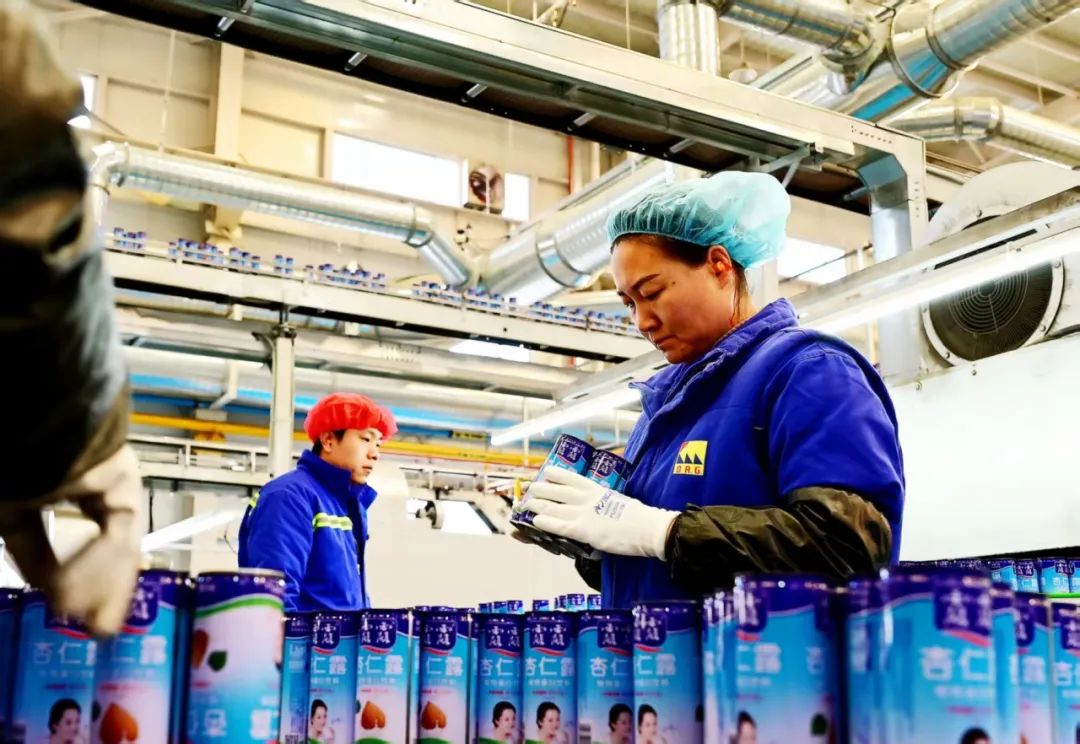 图为承德奥瑞金包装有限公司承德露露饮料罐生产车间一角。承德日报记者 李国强 摄