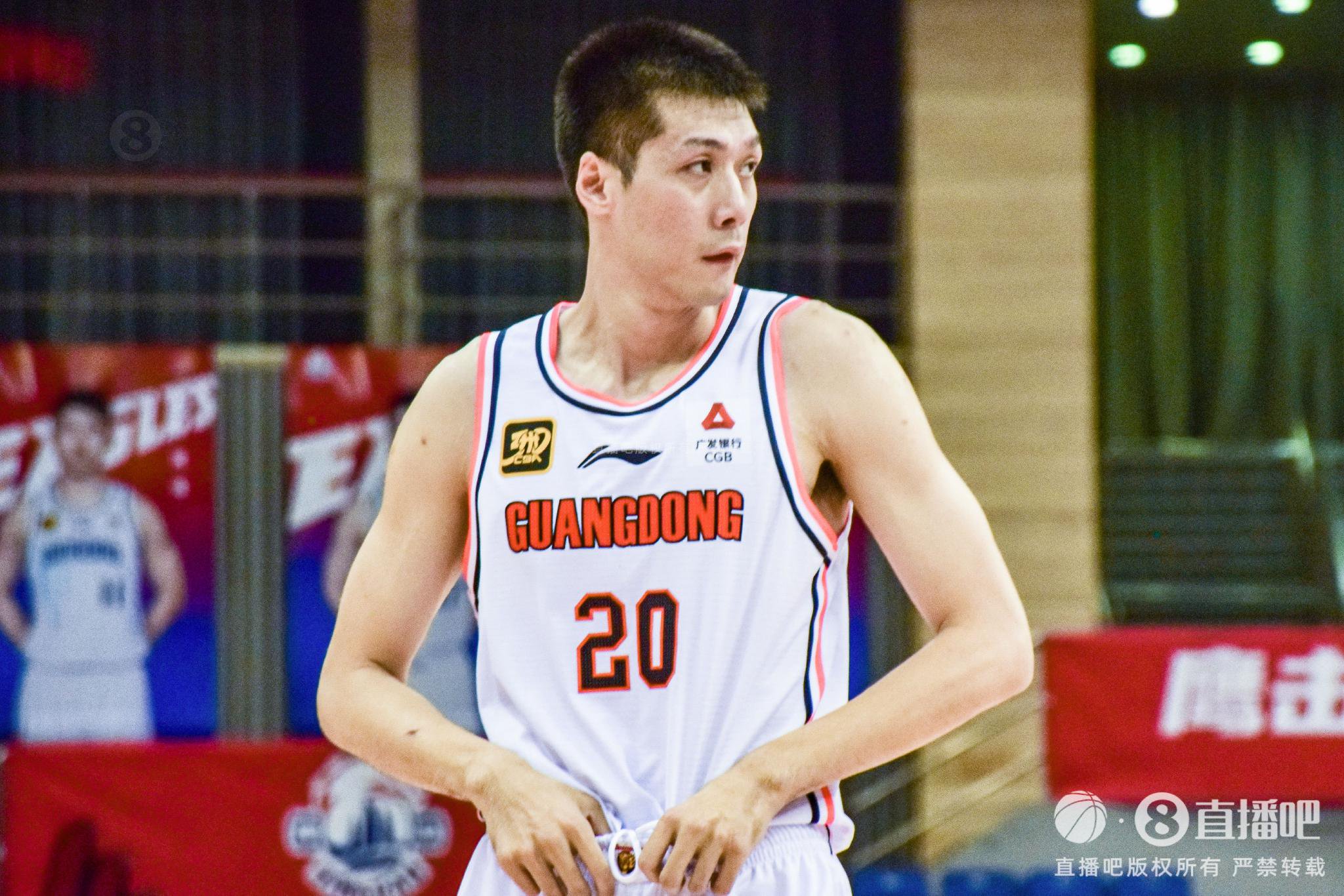 廉颇未老广东老将任骏飞9投8中砍赛季新高21分 末节神挡杀神