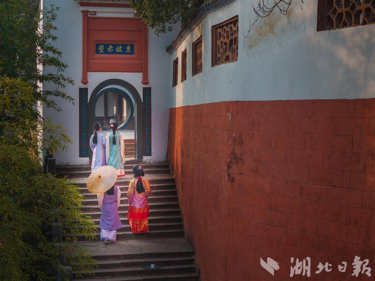 東坡赤壁景區內的漢服女生。(黃岡市文旅局供圖)