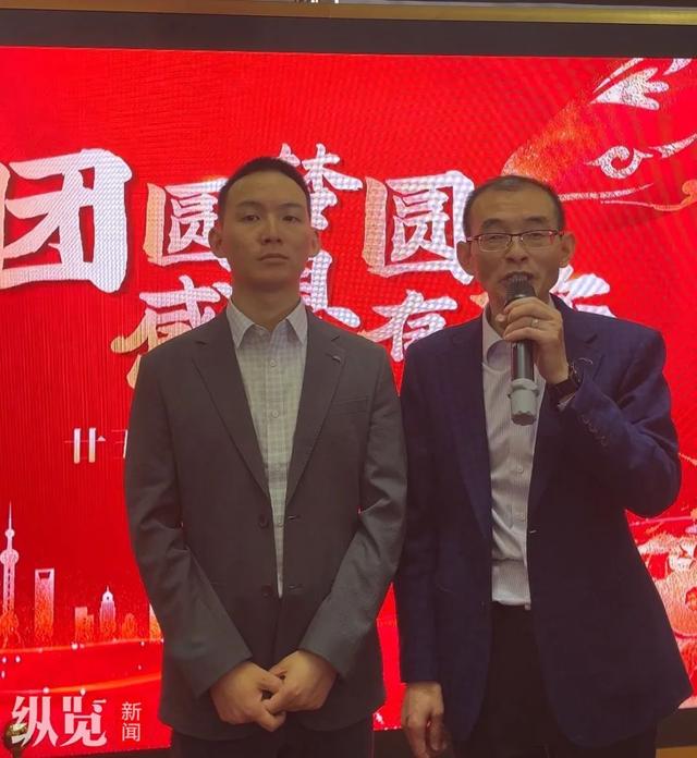謝嶽和兒子謝浩男一起走上舞台。(朱榮琛/攝)