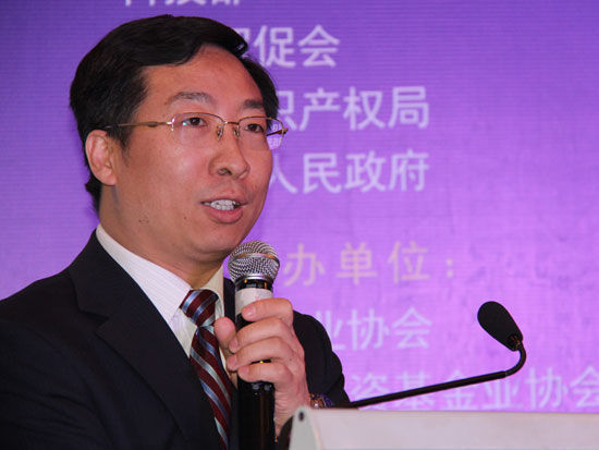 (2015年,杨书剑在中国金融论坛上)