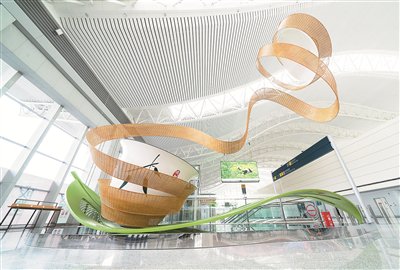四川成都雙流國際機場航站樓里的蓋碗茶藝術裝置。劉婷攝(人民圖片)