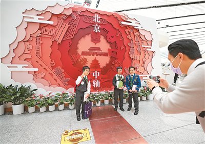 來自香港的小學生在北京大興國際機場航站樓內合照留念。新華社記者 張晨霖攝