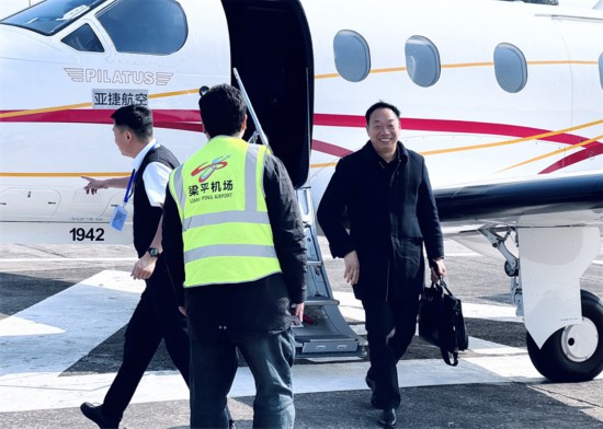 乘客笑容滿面地走下「飛的」。黃亞輝攝