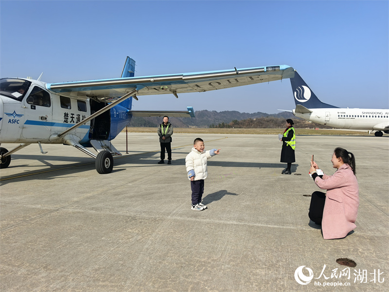 市民乘坐低空短途客運航線往返武漢和十堰。人民網記者 周雯攝