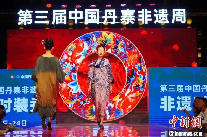 圖為模特展示「非遺·時尚」的服飾。楊武魁 攝