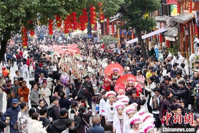 貴州省黎平縣肇興侗寨舉行盛裝巡遊歡度侗年。楊代富 攝
