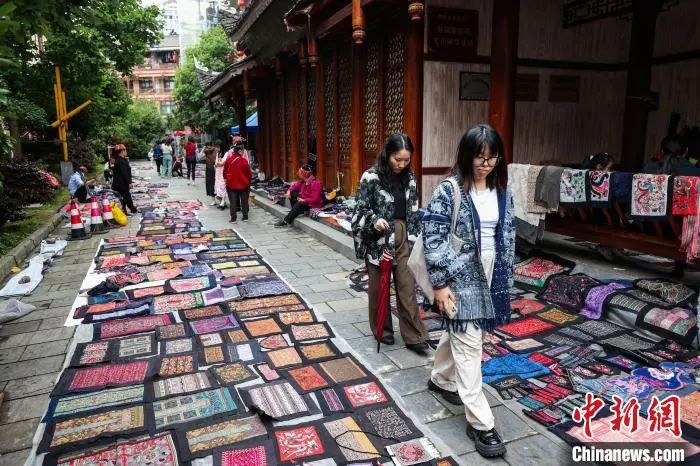 繡里淘非遺集市吸引遊客。中新社記者 瞿宏倫 攝
